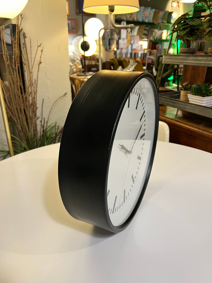 Reloj negro sin numeros