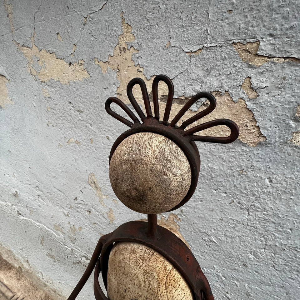 Escultura figura madera y metal
