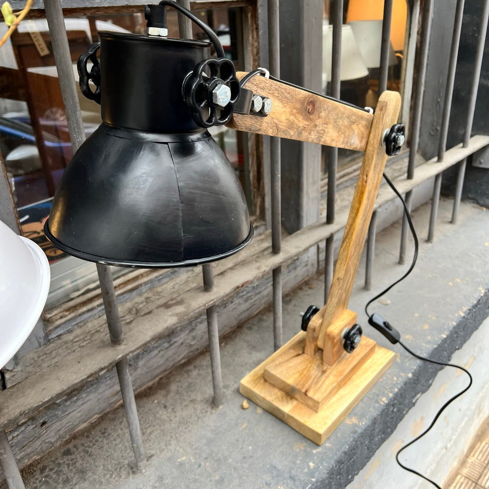 Lampara madera fontanero negra