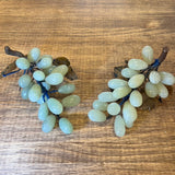 Pareja de racimos de uvas