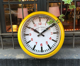 Reloj amarillo metálico
