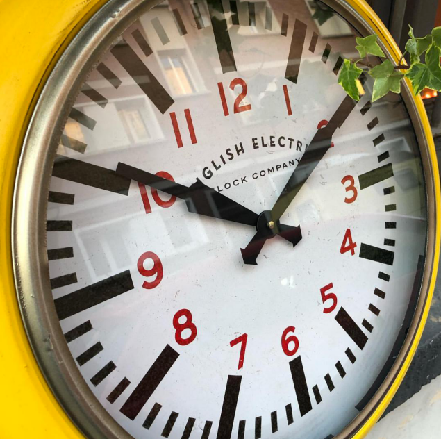 Reloj amarillo metálico