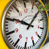 Reloj amarillo metálico