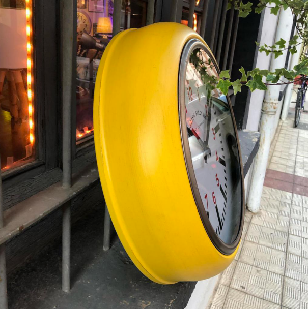 Reloj amarillo metálico