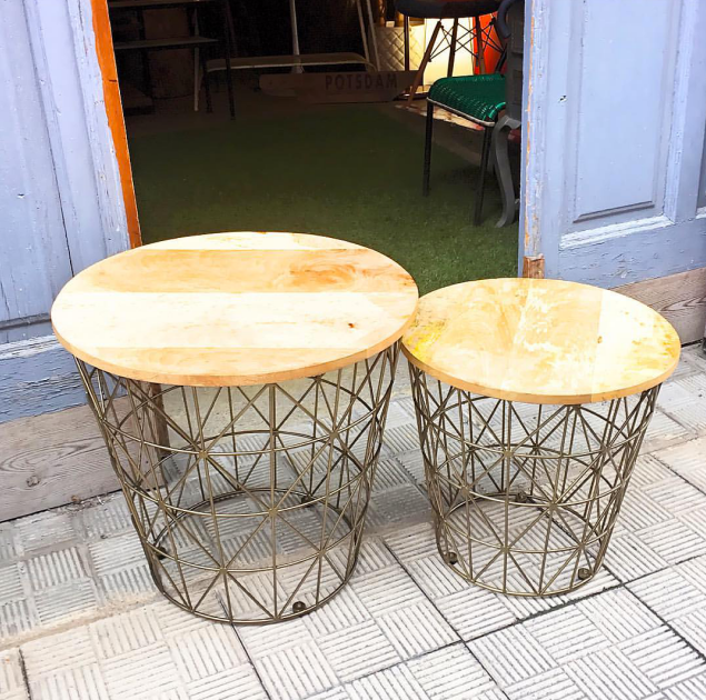 Mesa auxiliar dorada sobre madera grande