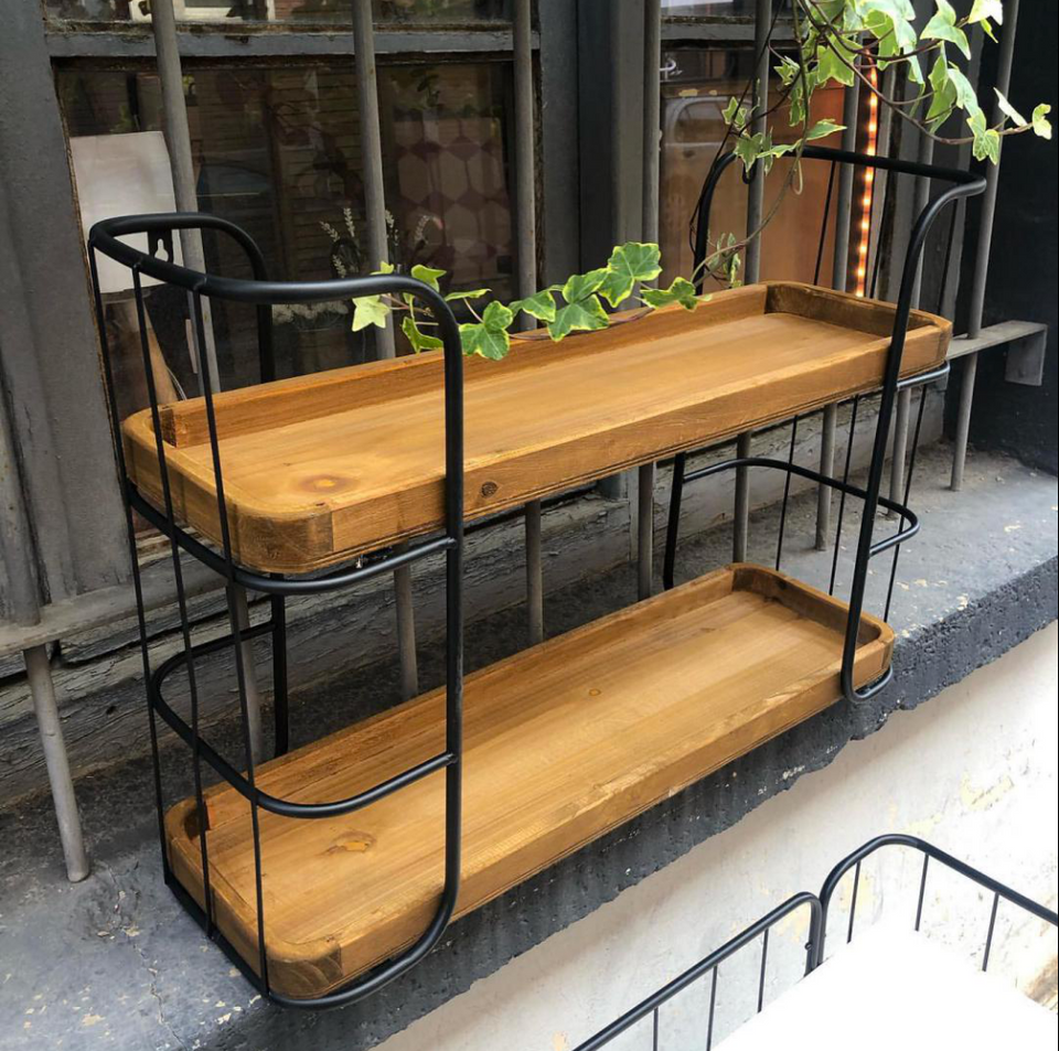 Estanteria de pared de metal y madera