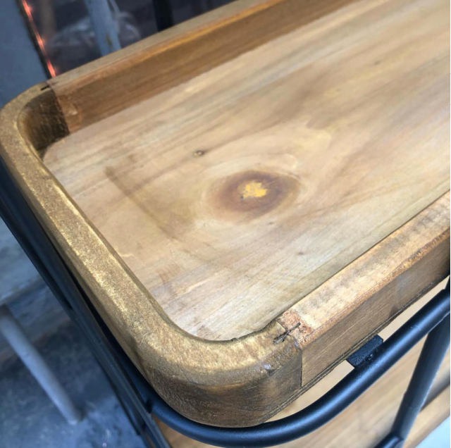 Estanteria de pared de metal y madera