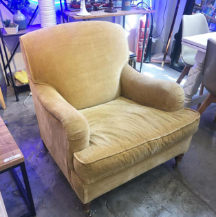 Sillon tapizado en mostaza