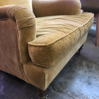 Sillon tapizado en mostaza
