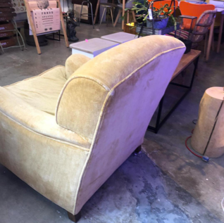 Sillon tapizado en mostaza