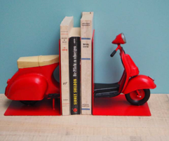 Sujeta libros vespa roja