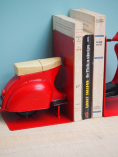 Sujeta libros vespa roja