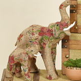 Figura de elefante con tela de saco floreada
