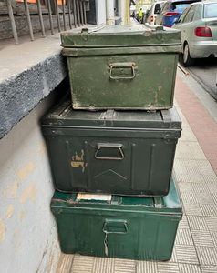 Contenedor metálico mediano