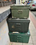 Contenedor metálico mediano