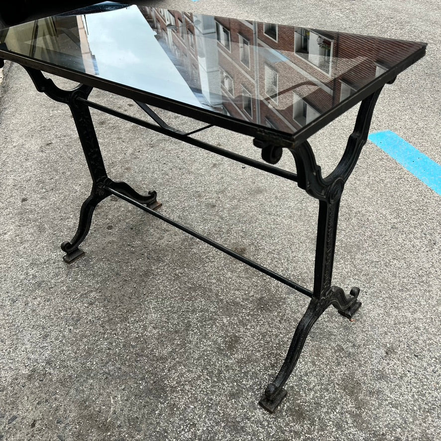 Mesa pata de forja y sobre de cristal