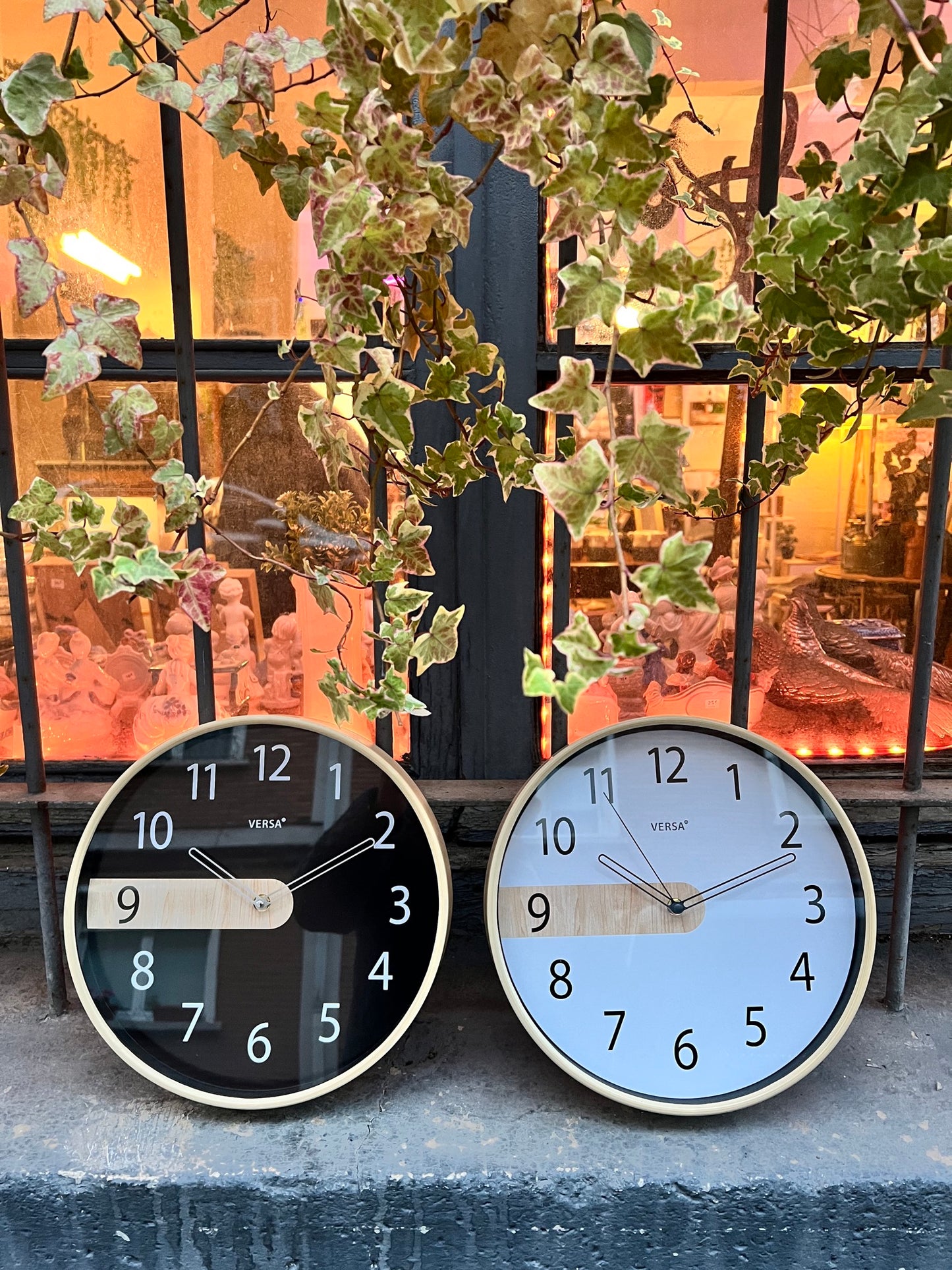 Reloj blanco lengua madera