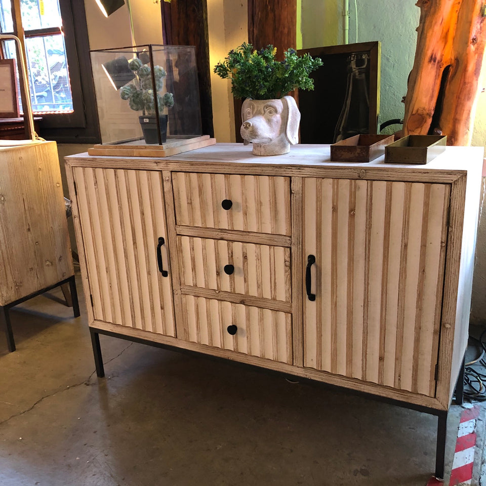 Comoda madera rayada grande