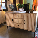 Comoda madera rayada grande
