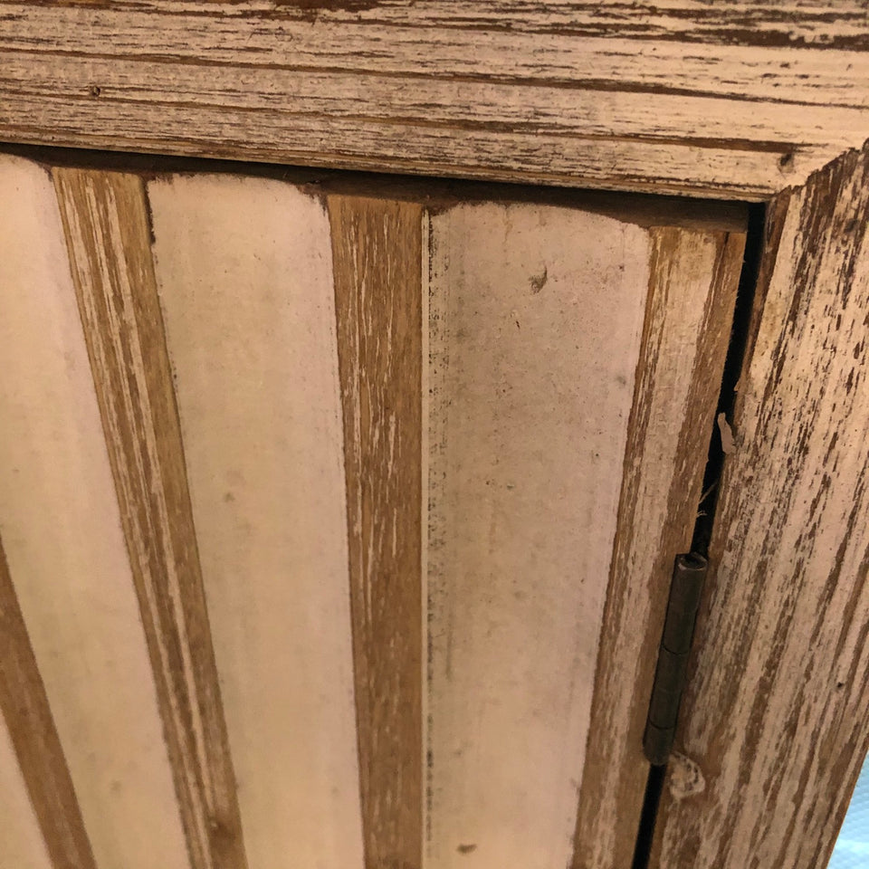 Comoda madera rayada grande