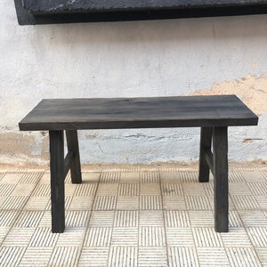 Banco de madera oscuro