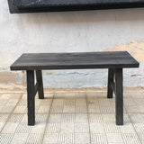 Banco de madera oscuro