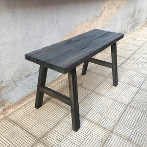 Banco de madera oscuro