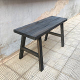 Banco de madera oscuro