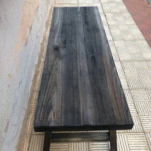 Banco de madera oscuro