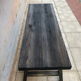 Banco de madera oscuro