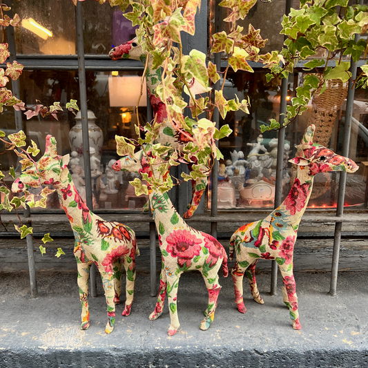 Figura jirafa tela floreada