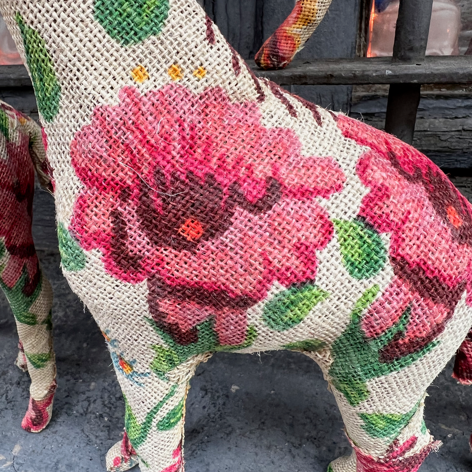 Figura jirafa tela floreada