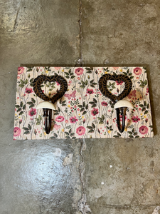 Perchero doble con madera floreada