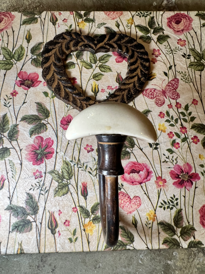 Perchero doble con madera floreada