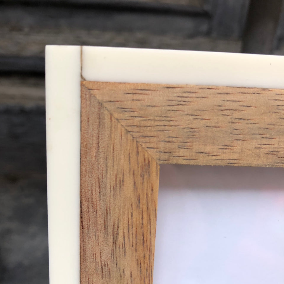 Porta fotos 10x15 madera y nácar blanco