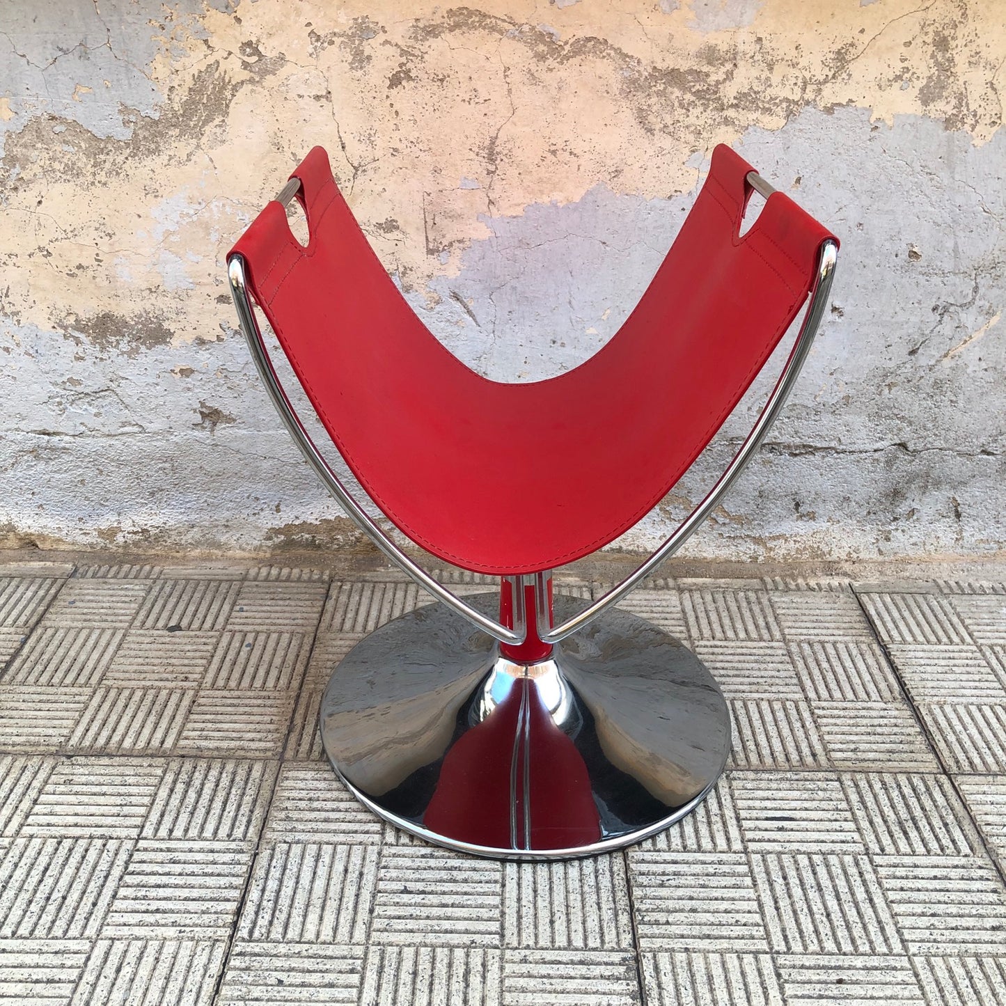 Revistero metálico y rojo