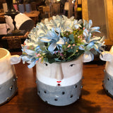Jarron figura gris y blanca