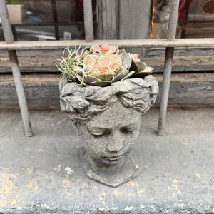 Busto clásico con flores