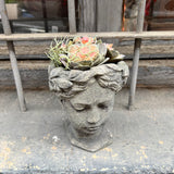 Busto clásico con flores
