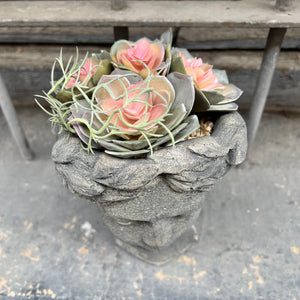 Busto clásico con flores