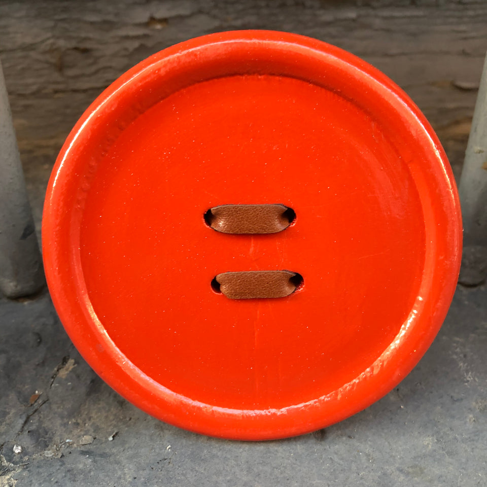 Perchero botón naranja