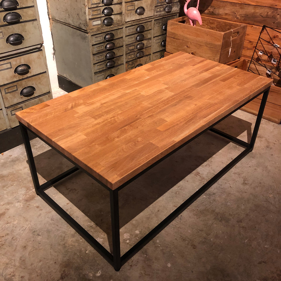 Mesa de roble con estructura metálica
