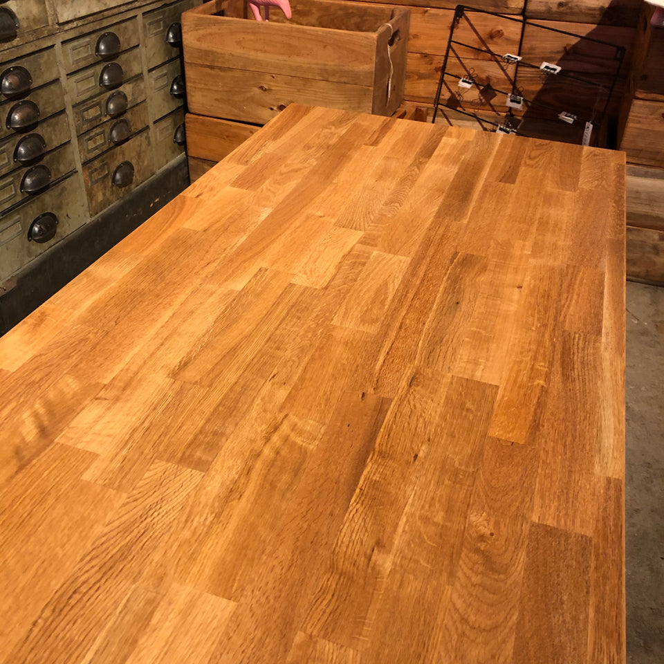 Mesa de roble con estructura metálica