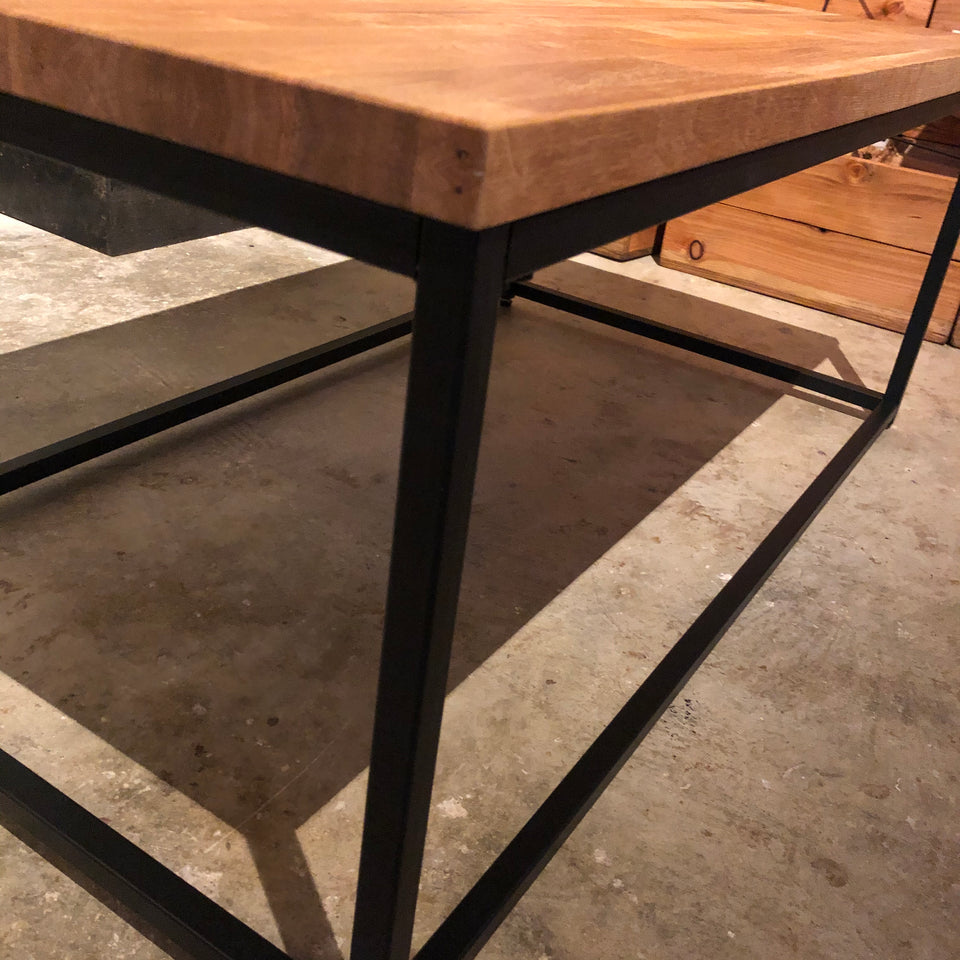 Mesa de roble con estructura metálica