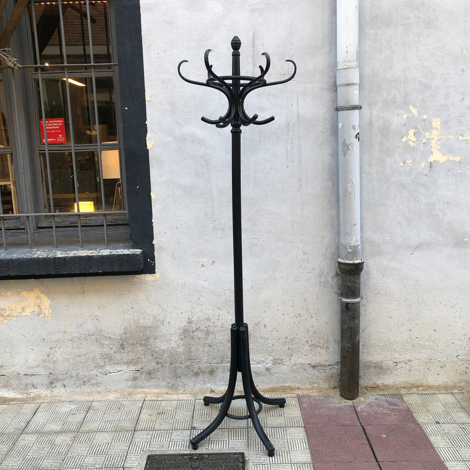 Perchero de pie de madera