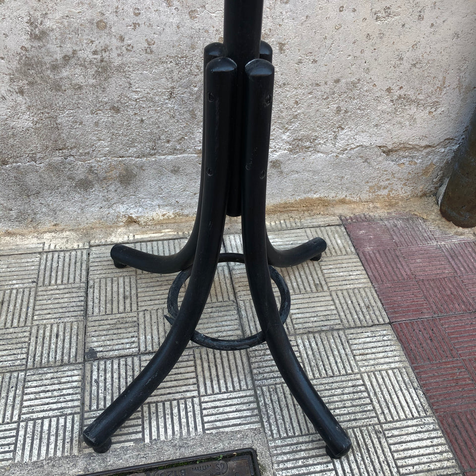 Perchero de pie de madera
