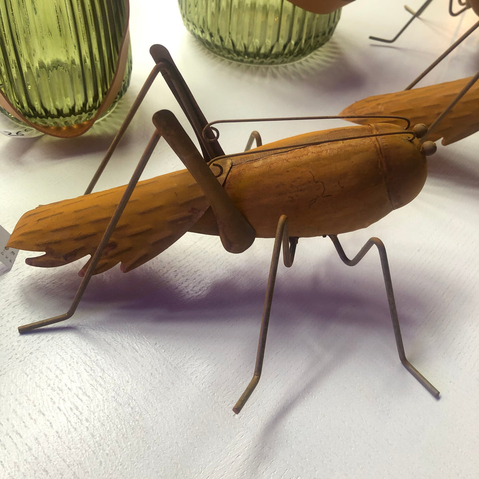 Figura saltamontes metálico
