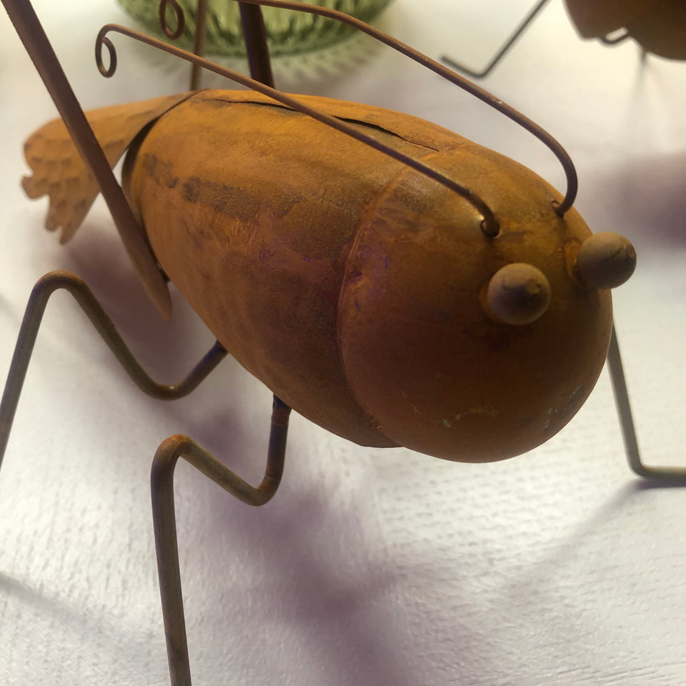 Figura saltamontes metálico