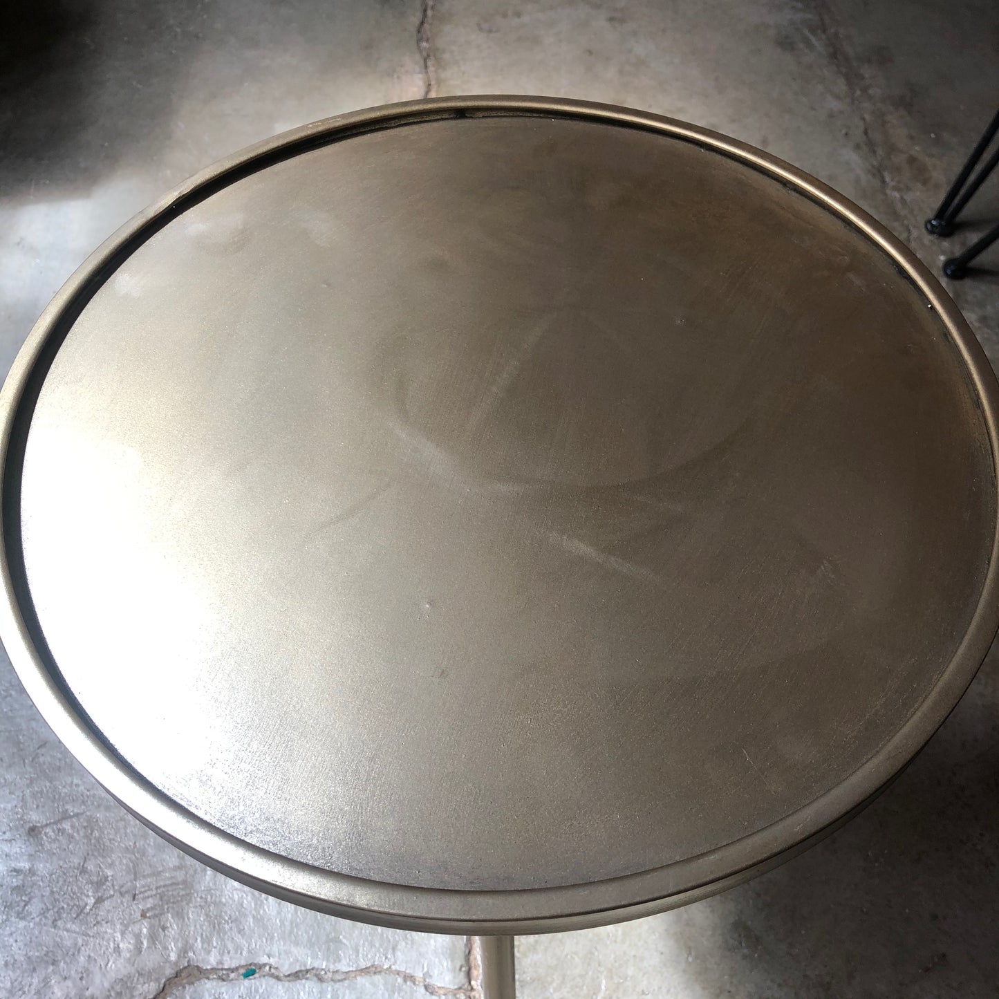 Mesa auxiliar oro viejo
