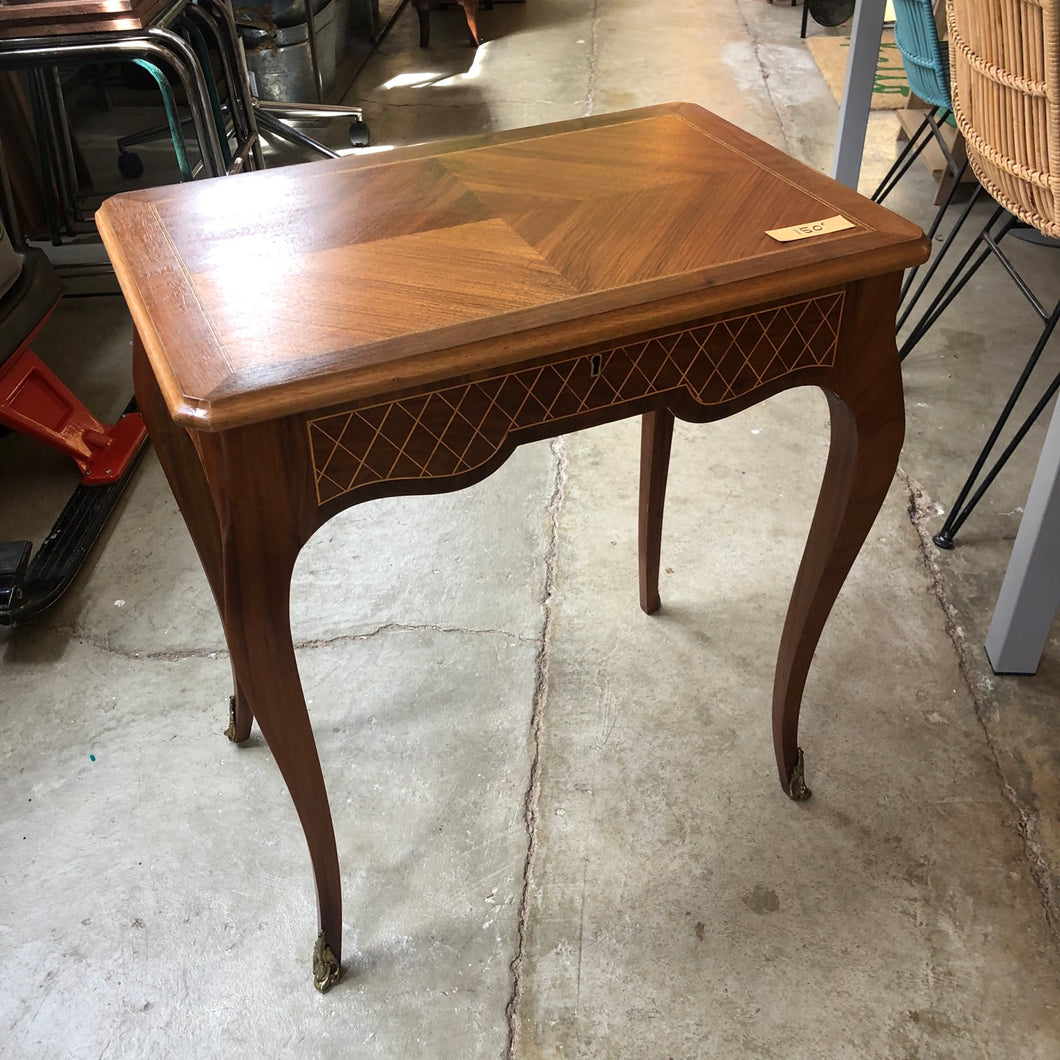 Mesa con tapa abatible